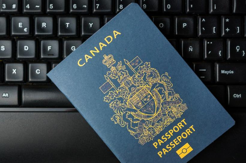 Canadians snowbirds can renew their passports online